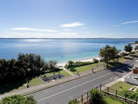 1 'Kiah', 53 Victoria Parade - Stunning Views, Wifi, Aircon, Just Across The Road To The Water - Hotel Gold Coast 2
