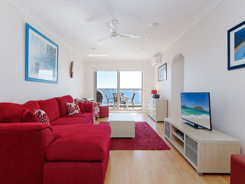 1 'Kiah', 53 Victoria Parade - Stunning Views, Wifi, Aircon, Just Across The Road To The Water - Hotel Gold Coast 1