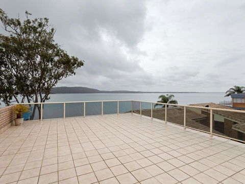 1 'Kooringal', 105 Soldiers Point Road - Waterfront Unit Wth Aircon - Hotel Gold Coast 0