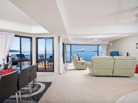 1 'Seaside Splendour' 137 Soldiers Point Road - Beautiful Unit On The Waterfront - Hotel Gold Coast 1
