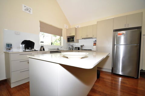 11 Barkala St. Dalmeny - Hotel Gold Coast 2