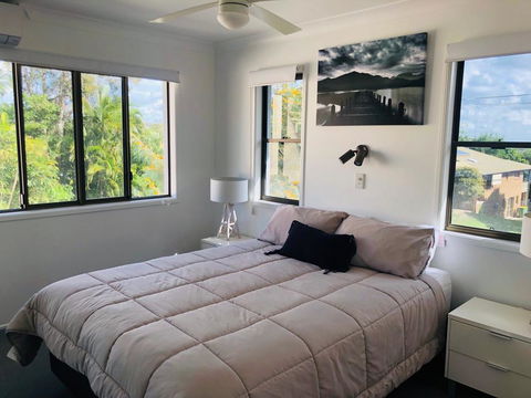 12 Cooloola Drive - Family Home, Close To Beach, Pet Friendly - Hotel Gold Coast 1