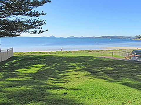 15 'Kanangra', 39 Soldiers Point Road - Fantastic Unit Right On The Water - Hotel Gold Coast 0