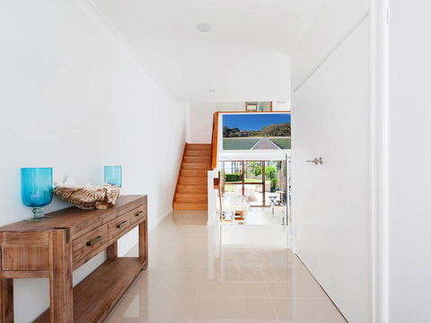 15 'The Moorings', 4 Cromarty Road - Stunning With Water Views & Pool - Hotel Gold Coast 1
