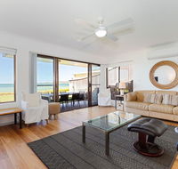 2 'The Pelicans' 53 Soldiers Point Road - ground floor unit on the waterfront - Hotel Gold Coast
