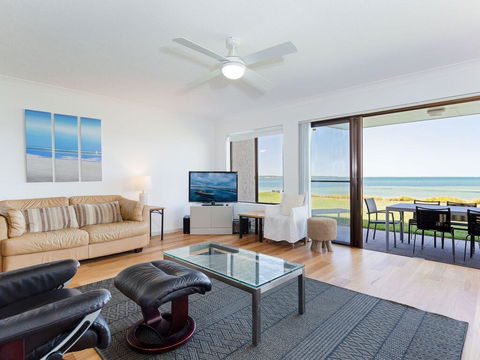2 'The Pelicans' 53 Soldiers Point Road - Ground Floor Unit On The Waterfront - Hotel Gold Coast 2