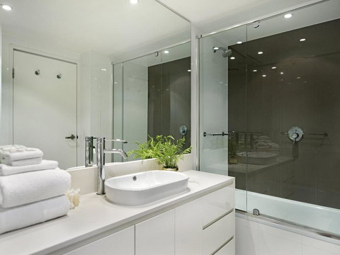 2 Bedroom Ocean View 27 Floors Above H-Residences - Hotel Gold Coast 2