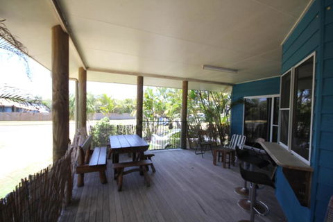 CASTAWAY BEACH HOUSE- NO Parties - NO Pets - Hotel Gold Coast 3