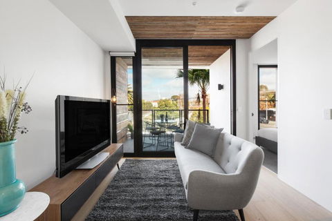 Chic 1-Bed With A Sleek Balcony Near Shops - Hotel Gold Coast 0