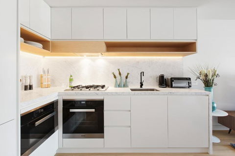 Chic 1-Bed With A Sleek Balcony Near Shops - Hotel Gold Coast 2