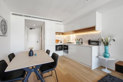 Chic 1-Bed With A Sleek Balcony Near Shops - Hotel Gold Coast 3