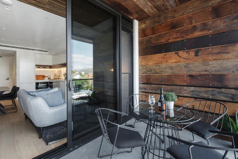 Chic 1-Bed With A Sleek Balcony Near Shops - Hotel Gold Coast 4