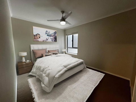 Cozy Haven In Cooper Plains 2BR Retreat W Parking - Hotel Gold Coast 2