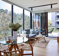 2BR Apt With Yarra River Views  Parking - Hotel Gold Coast