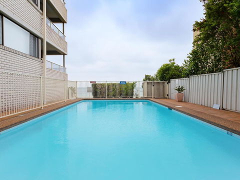 3 'Bangalee' 41 Soldiers Point Rd - Fantastic Waterfront Unit With Pool, WIFI & Chromecast - Hotel Gold Coast 1