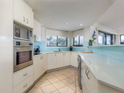 3 'Peninsula Waters', 2-4 Soldiers Point Rd - Beautiful Air Conditioned Unit With Pool, Lift & WIFI - Hotel Gold Coast 3