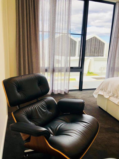 3 Bedroom Executive Luxury Beachside Townhouse - Hotel Gold Coast 3