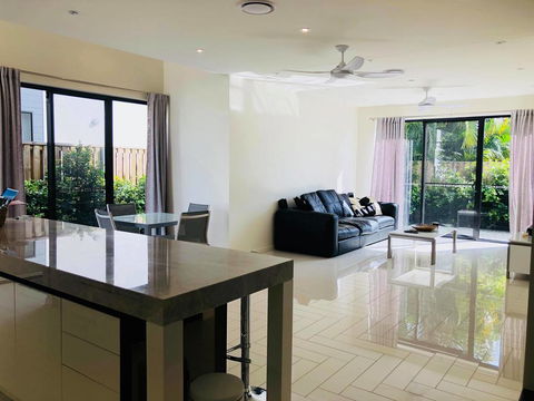 3 Bedroom Executive Luxury Beachside Townhouse - Hotel Gold Coast 0