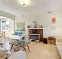 4 MONTROSE AVE - retro home in the heart of town - Hotel Gold Coast