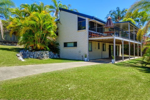 40 Rumbalara Avenue - Rainbow Beach, Entertain On The Spacious Verandah Overlooking Beautiful Rainbow Beach - Hotel Gold Coast 0