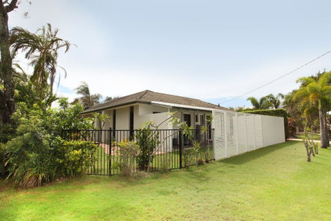 6 Petrie Ave, Marcoola, Pet Friendly, Linen Supplied - Hotel Gold Coast 2