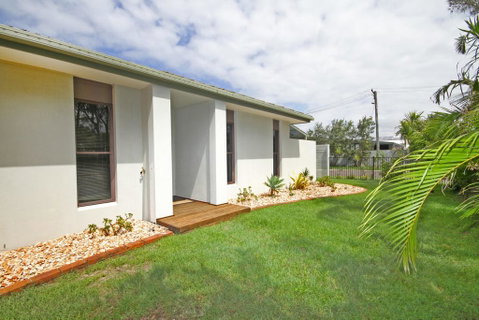 6 Petrie Ave, Marcoola, Pet Friendly, Linen Supplied - Hotel Gold Coast 1