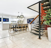 7 Bedroom Gold Coast Luxury Waterfront Home with Pool sleeps 20 - Hotel Gold Coast