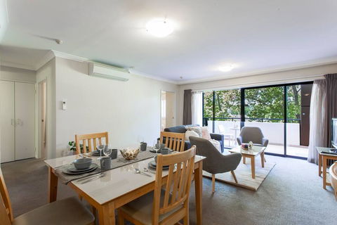 A Comfy 2BR Home, Top Location, FREE Parking - Hotel Gold Coast 2