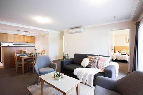 A Comfy 2BR Home, Top Location, FREE Parking - Hotel Gold Coast 1