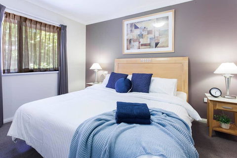 A Comfy 2BR Home, Top Location, FREE Parking - Hotel Gold Coast 0