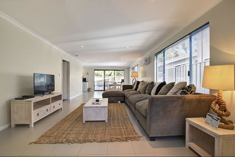 A Little Luxury In Town - Hotel Gold Coast 3