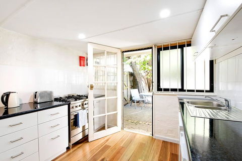 A Quaint Darlinghurst Cottage - Hotel Gold Coast 2