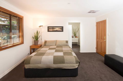 A Suite Spot In The Hills - Hotel Gold Coast 1