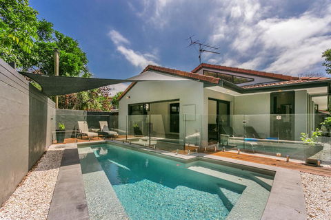 A SWEET ESCAPE - At The Beach - Hotel Gold Coast 0