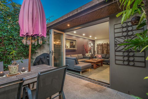 A SWEET ESCAPE - Brandon St Beach & Spa - Hotel Gold Coast 0