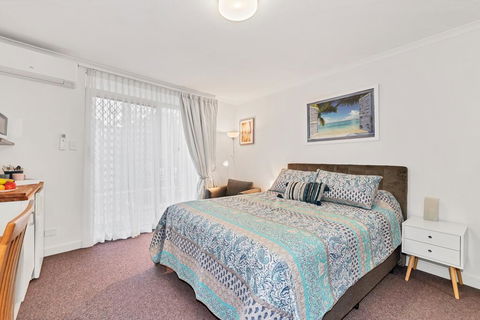 Abby's Poolside Retreat 1 - Hotel Gold Coast 0