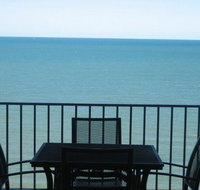 Absolute Beachfront with Million Dollar Views - Hotel Gold Coast