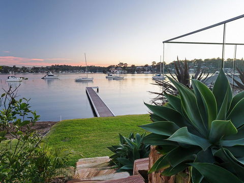 Absolute Waterfront Lakehouse Fishing Point Waterfront Pool Jetty - Hotel Gold Coast 2