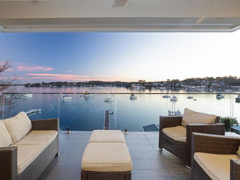 Absolute Waterfront Lakehouse Fishing Point Waterfront Pool Jetty - Hotel Gold Coast 1