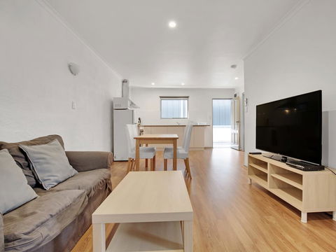 Adelaide Holiday Homes - Hotel Gold Coast 2