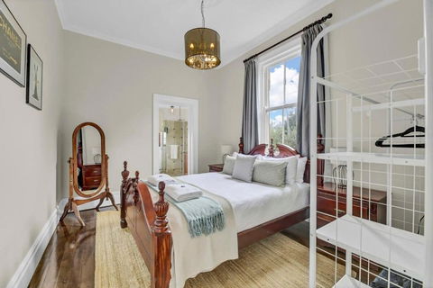 Edwina Suite II - Fireplace, Elegant Heritage Home - Hotel Gold Coast 2