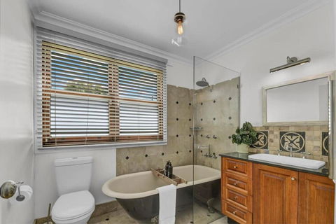 Edwina Suite II - Fireplace, Elegant Heritage Home - Hotel Gold Coast 3