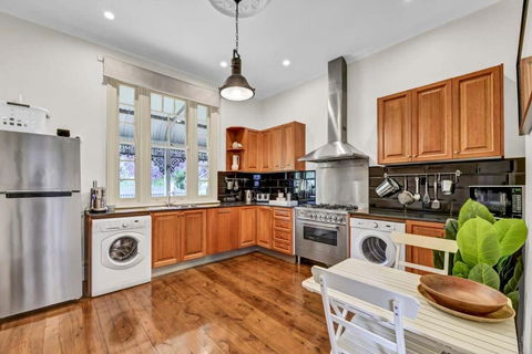 Edwina Suite II - Fireplace, Elegant Heritage Home - Hotel Gold Coast 4