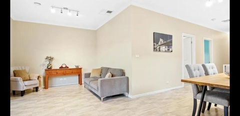 Ensuite Private Bath Toilet City Airport - Hotel Gold Coast 2