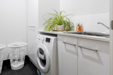 Entire 2 Storey Home In Tranmere - Hotel Gold Coast 4