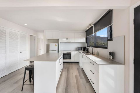 Expansive River-View Oasis - Hotel Gold Coast 2