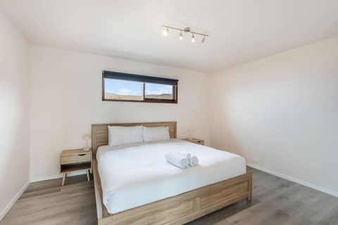 Expansive River-View Oasis - Hotel Gold Coast 3