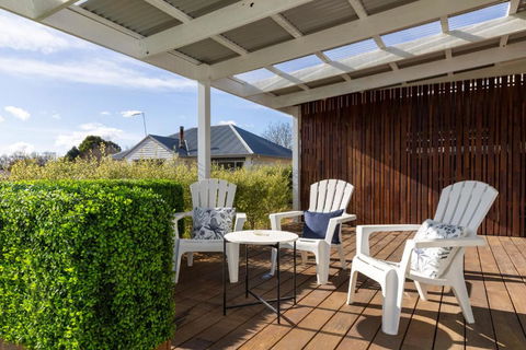 FOREST CORNER - 3 BEDROOM WEATHERBOARD, TRENTHAM - Hotel Gold Coast 2