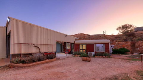 Fossickers Den Dugout Accommodation - Hotel Gold Coast 0