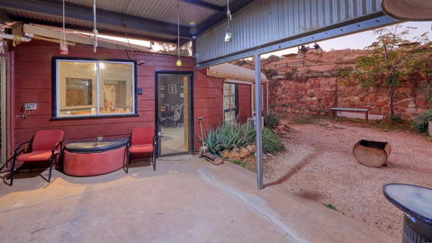 Fossickers Den Dugout Accommodation - Hotel Gold Coast 1